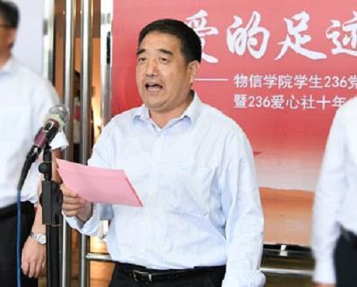 公司党委副书记、董事长卫建国宣布“爱的足迹”文化教育长廊开展