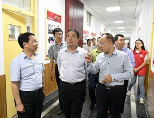 出席领导参观文化教育长廊
