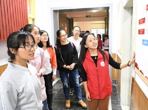 同学们参观文化教育长廊