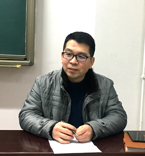 副经理侯俊华主持会议